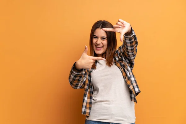 Junge Frau Über Braunem Wandfokus Gesicht Rahmensymbol — Stockfoto