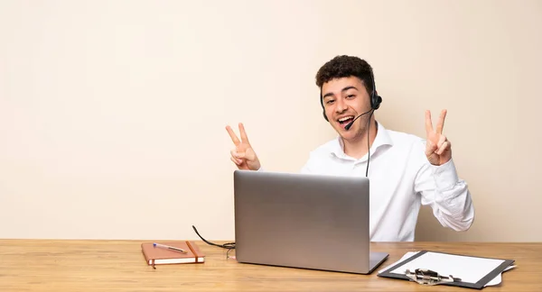 Telemarketer Man Showing Victory Sign Both Hands — Stock Photo, Image