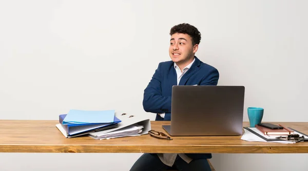 Hombre Negocios Una Oficina Mirando Hacia Arriba Mientras Sonríe — Foto de Stock