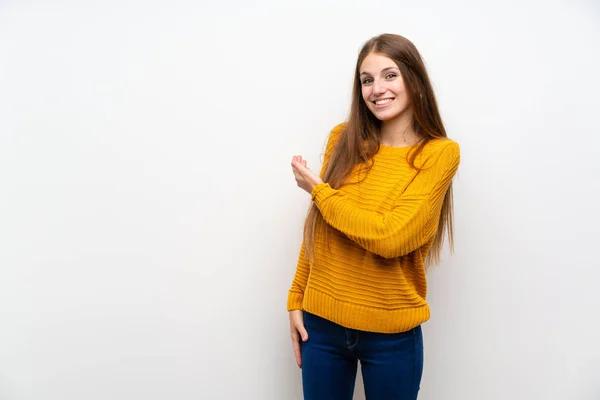 Jovem Mulher Com Amarelo Sobre Parede Branca Isolada Estendendo Mãos — Fotografia de Stock