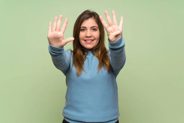 Young Girl Green Wall Counting Nine Fingers — Stock Photo, Image