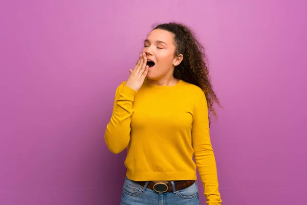 Chica Adolescente Sobre Pared Púrpura Bostezando Cubriendo Boca Abierta Con —  Fotos de Stock