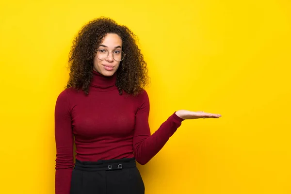 Mujer Dominicana Con Suéter Cuello Alto Serio Mientras Sostiene Espacio —  Fotos de Stock