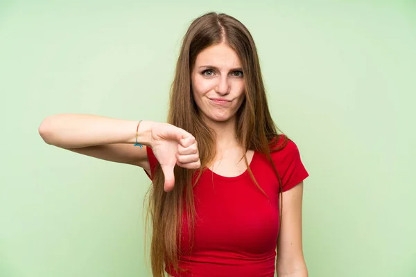 Jonge Vrouw Met Lang Haar Geïsoleerde Groene Muur Met Duim — Stockfoto