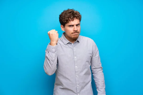 Homem Loiro Sobre Parede Azul Com Gesto Raiva — Fotografia de Stock