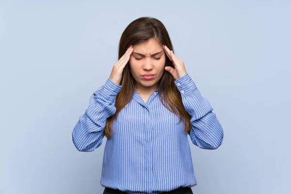 Junges Mädchen Über Isolierte Blaue Wand Mit Kopfschmerzen — Stockfoto