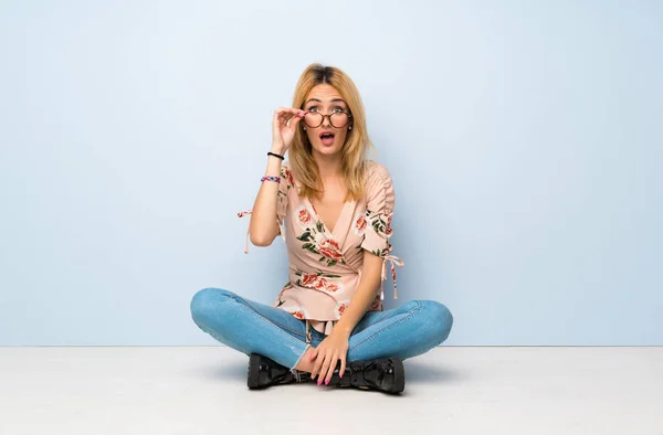 Young Blonde Woman Sitting Floor Glasses Surprised — 스톡 사진