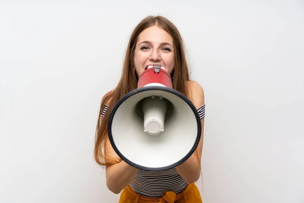 Giovane Donna Con Capelli Lunghi Oltre Isolato Muro Bianco Urlando — Foto Stock