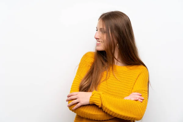 Mujer Joven Con Amarillo Sobre Pared Blanca Aislada Pie Mirando — Foto de Stock