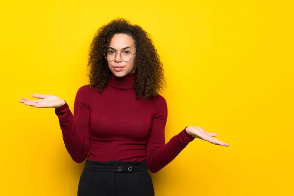 Mujer Dominicana Con Jersey Cuello Alto Infeliz Frustrada Con Algo —  Fotos de Stock