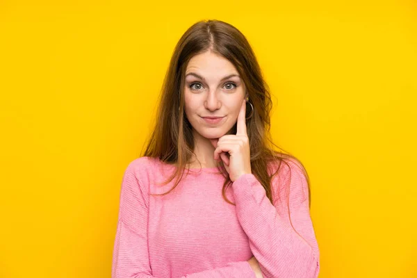 Giovane Donna Con Capelli Lunghi Oltre Isolato Muro Giallo Guardando — Foto Stock