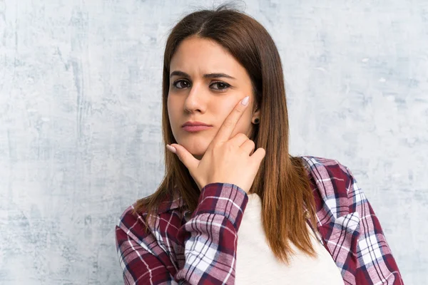 Jeune Femme Sur Mur Texturé Debout Pensant Une Idée — Photo