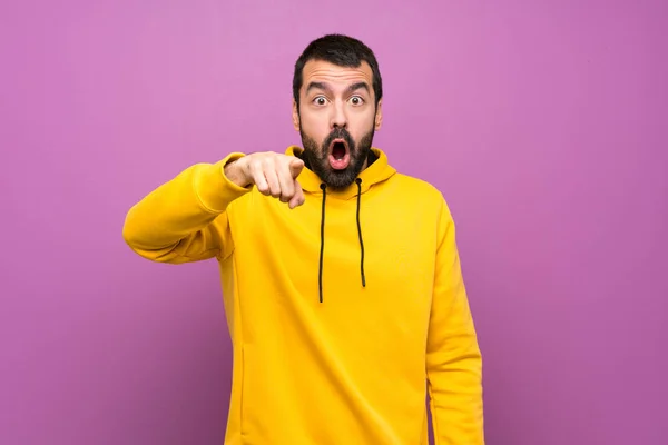Sarı Sweatshirt Ile Yakışıklı Adam Şaşırttı Işaret — Stok fotoğraf