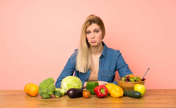 Jeune Femme Blonde Avec Nombreux Légumes Avec Une Expression Triste — Photo