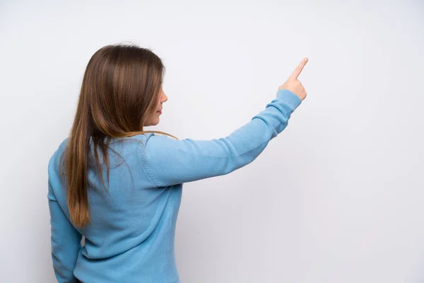 Jeune Fille Avec Pull Bleu Pointant Vers Arrière Avec Index — Photo