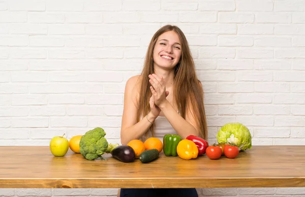 Young Woman Many Vegetables Applauding — Stock Photo, Image