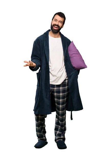 Man Met Baard Pyjama Glimlachend Geïsoleerde Witte Achtergrond — Stockfoto