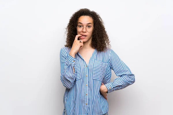 Mujer Dominicana Con Camisa Rayas Que Tiene Dudas Mientras Mira —  Fotos de Stock