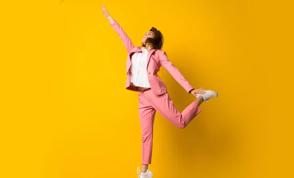 Junge Frau Springt Über Isolierte Gelbe Mauer — Stockfoto