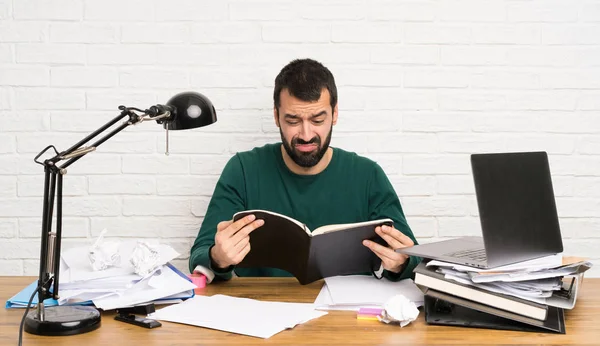 Studente Uomo Stressato Sopraffatto — Foto Stock