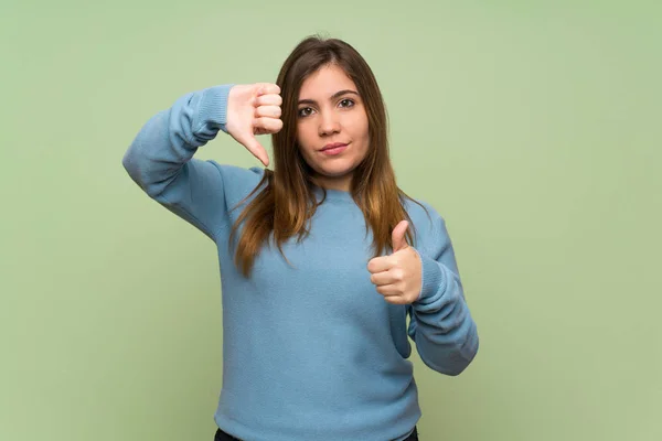 Jong Meisje Groene Muur Maakt Goed Slecht Teken Onbeslist Tussen — Stockfoto