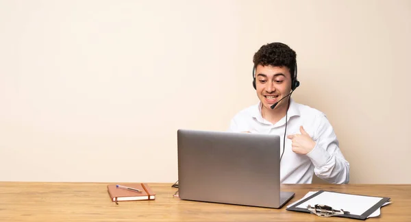 Hombre Telemarketer Con Expresión Facial Sorpresa —  Fotos de Stock