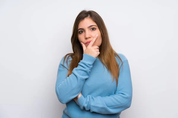 Jovem Com Camisola Azul Pensando Uma Ideia — Fotografia de Stock