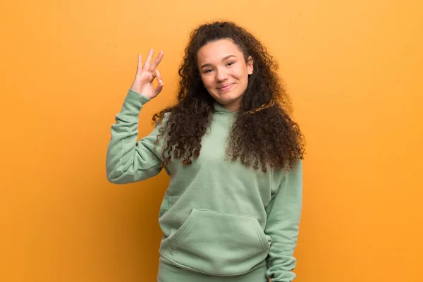 Adolescente Chica Sobre Ocre Pared Mostrando Signo Con Los Dedos —  Fotos de Stock