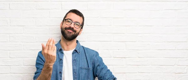 Homem Bonito Com Barba Sobre Parede Tijolo Branco Convidando Para — Fotografia de Stock