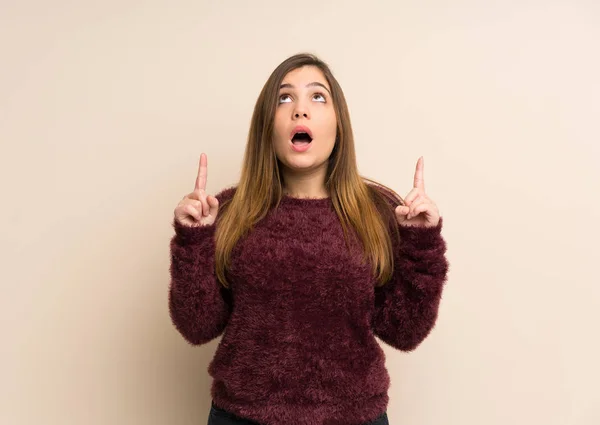 Young Girl Surprised Pointing — Stok fotoğraf