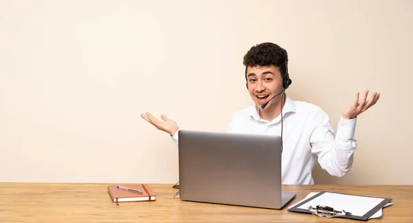 Hombre Telemarketer Sosteniendo Copyspace Con Dos Manos —  Fotos de Stock