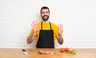 Şef parmaklarıile sekiz sayma bir mutfak tutarak