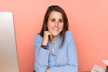 Pembe geçmişi olan genç bir kız öğrenci.