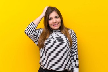 Sarı duvarın ardındaki genç kız hayal kırıklığı dolu ve anlamayan bir ifadeyle.