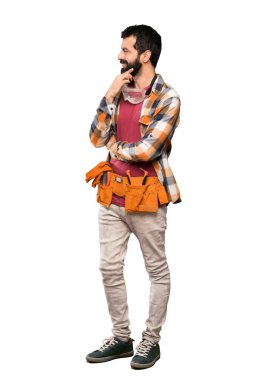 Esnaf adam izole beyaz arka plan üzerinde yan bakıyor