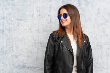 Dokulu duvar ayakta üzerinde genç kadın ve yan bakıyor