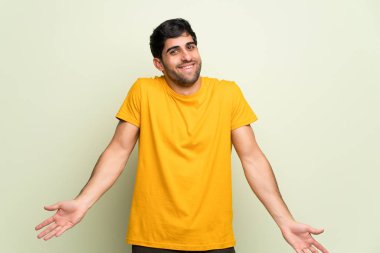 Pembe duvar gülümseyen üzerinde genç adam