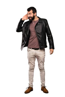 Bir şey izole beyaz arka plan üzerinde kulak el koyarak dinleme sakallı yakışıklı adam