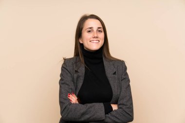 İzole edilmiş duvarda gülen genç bir kadın