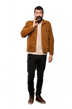 Izole beyaz arka plan üzerinde sürpriz ve şok yüz ifadesi ile sakallı yakışıklı adam