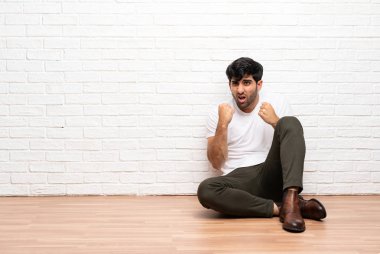 Kötü bir durum tarafından hayal kırıklığına katta oturan genç adam