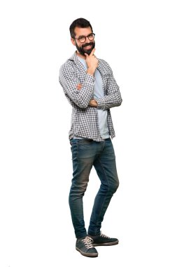 Gözlüklü sakallı yakışıklı adam ve izole beyaz arka plan üzerinde gülümseyen