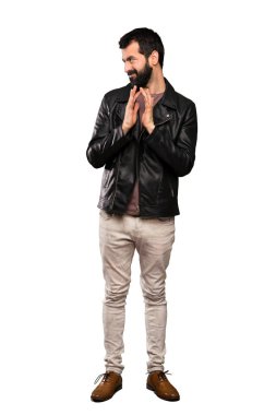 Sakal ile yakışıklı adam izole beyaz arka plan üzerinde bir şey ententleme