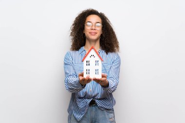 Çizgili gömlekli küçük bir ev tutarak Dominik kadınla