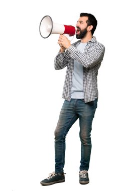 İzole beyaz arka plan üzerinde bir megafon ile bağırarak sakallı yakışıklı adam