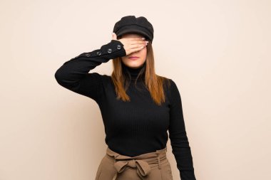 Gözleri elleriyle kaplayan şapkalı moda kadını. Bir şey görmek istemiyorum