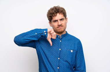 Mavi gömlek li sarışın adam başparmak aşağı işareti gösteren