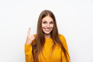 İşaret parmağı ile işaret izole beyaz duvar üzerinde sarı ile genç kadın harika bir fikir