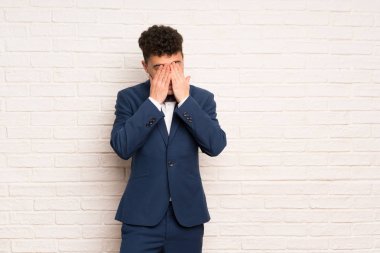 Erkek takım elbise ve kravat yorgun ve hasta ifade ile