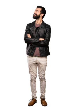 İzole beyaz arka plan üzerinde gülümseyen ararken sakallı yakışıklı adam